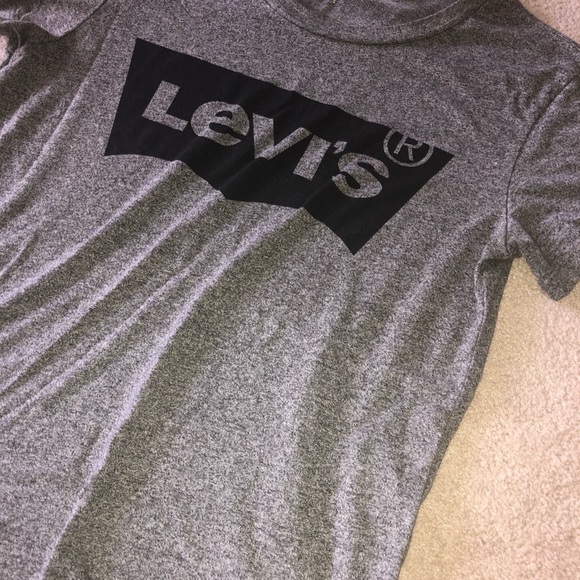 2 Levi’s T-Shirts - Picture 5 of 6